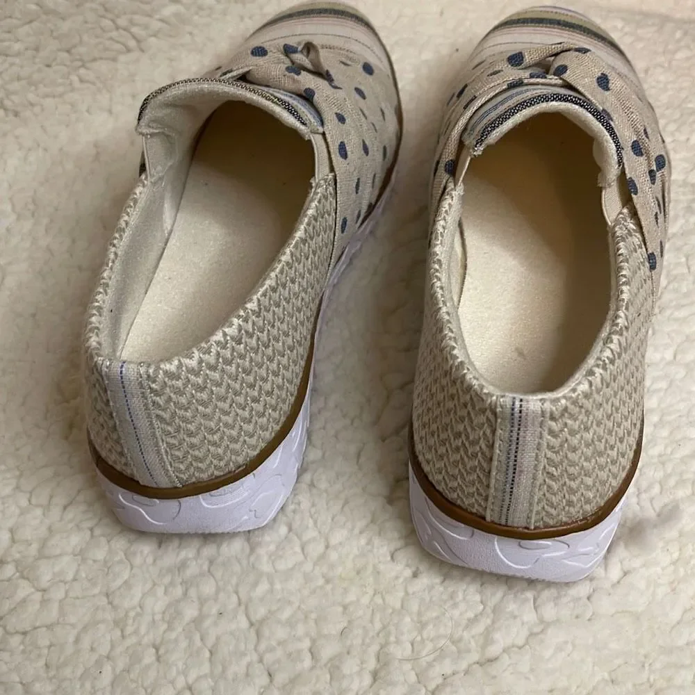 The‎ Original MUK LUKS Womens Beige Casual Flats NWOT. Size 7